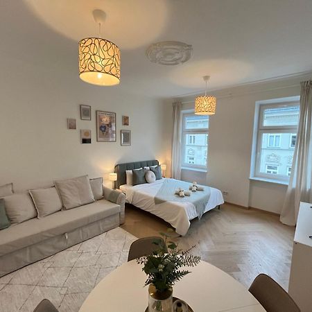Luxurious One Room Apartment Near Schoenbrunn Palace Vienna Luaran gambar